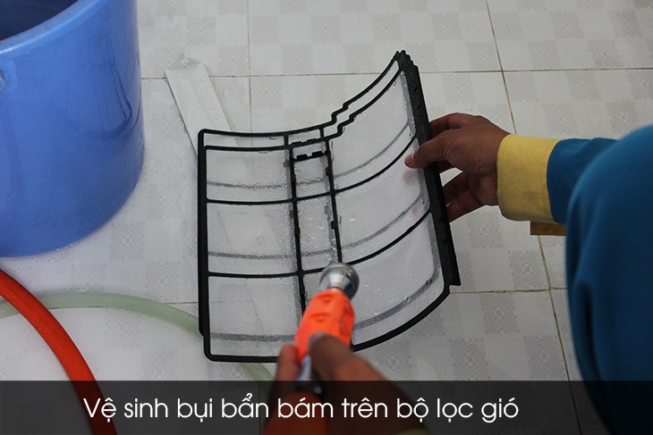 Vệ sinh các bộ phận trong máy lạnh